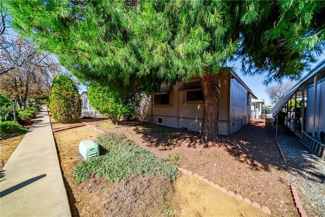 a view of a house with backyard