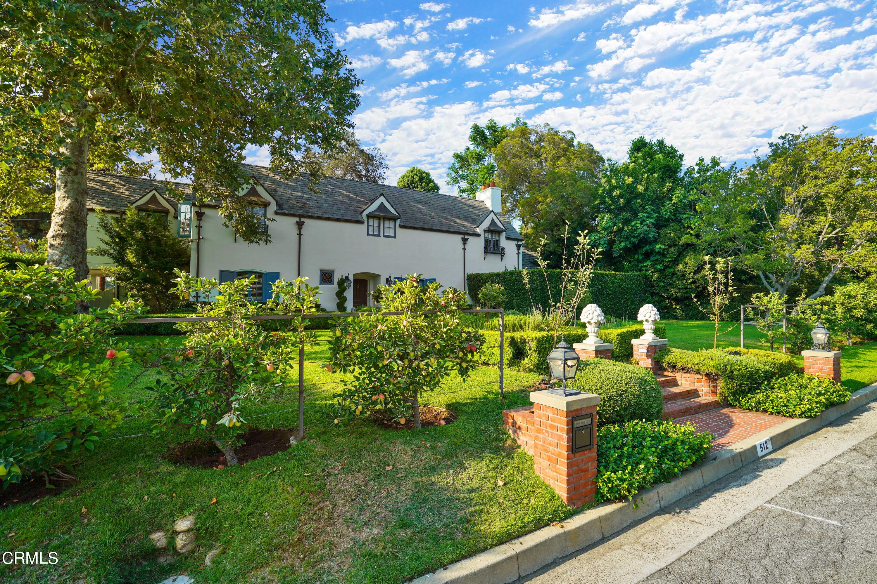 512 Arroyo Square South Pasadena, CA 91030 - Photo 2 of 55 a view of backyard with a garden and plants