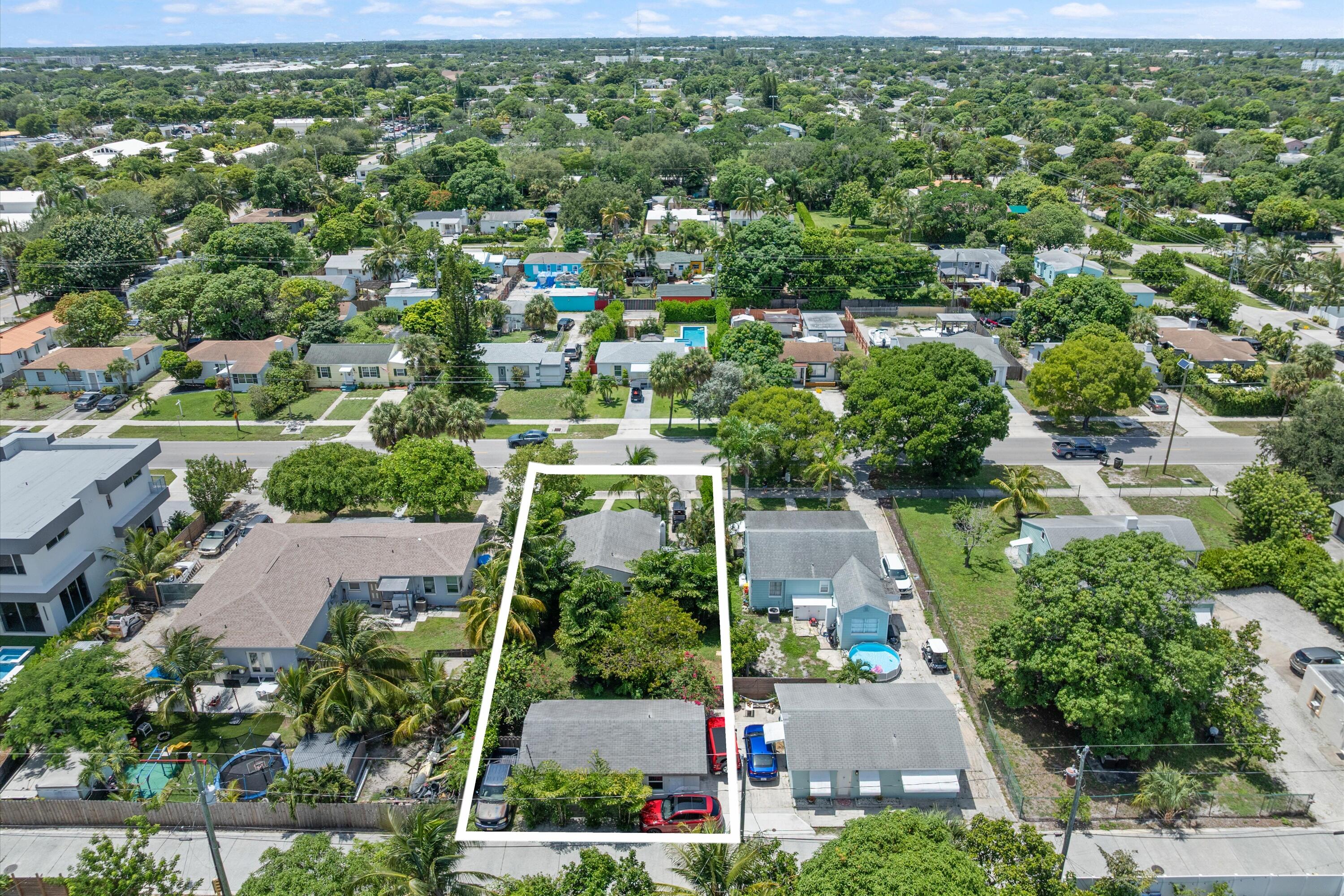 321 South Swinton Avenue Delray Beach, FL 33444 - Photo 11 of 30 an aerial view of residential houses with outdoor space and street view