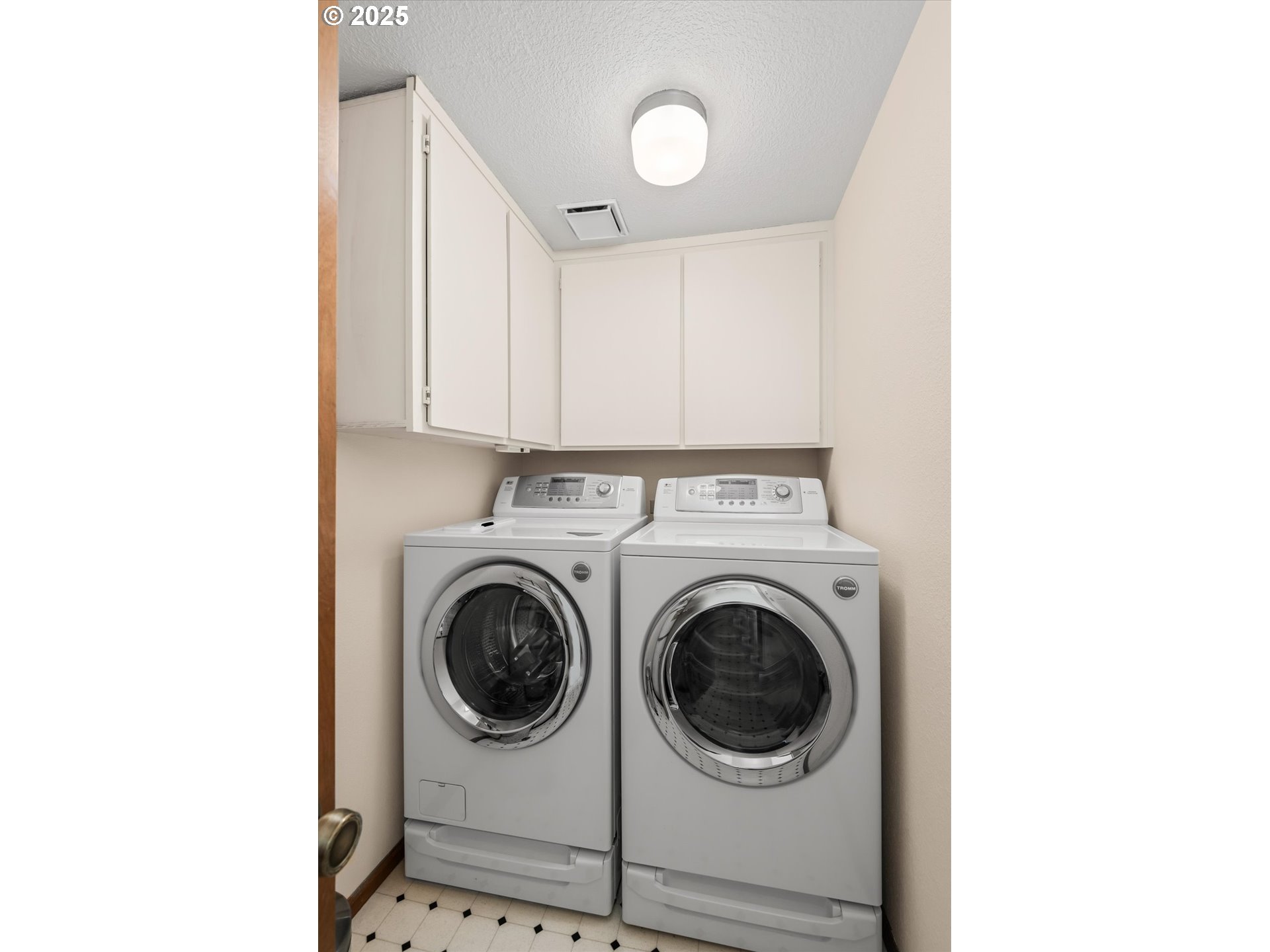 2095 Lake Isle Drive Eugene, OR 97401 - Photo 23 of 32 a utility room with dryer and washer