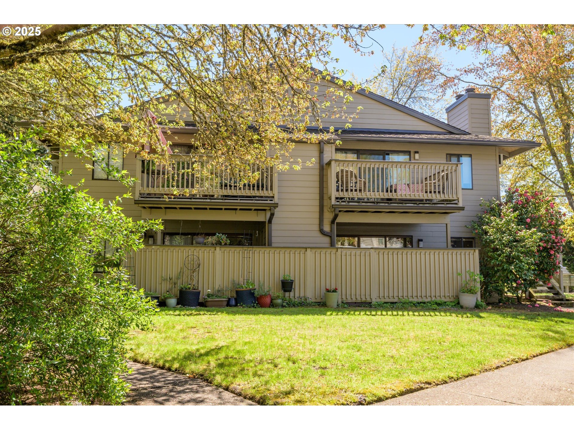 2095 Lake Isle Drive Eugene, OR 97401 - Photo 28 of 32 a front view of a house with a yard