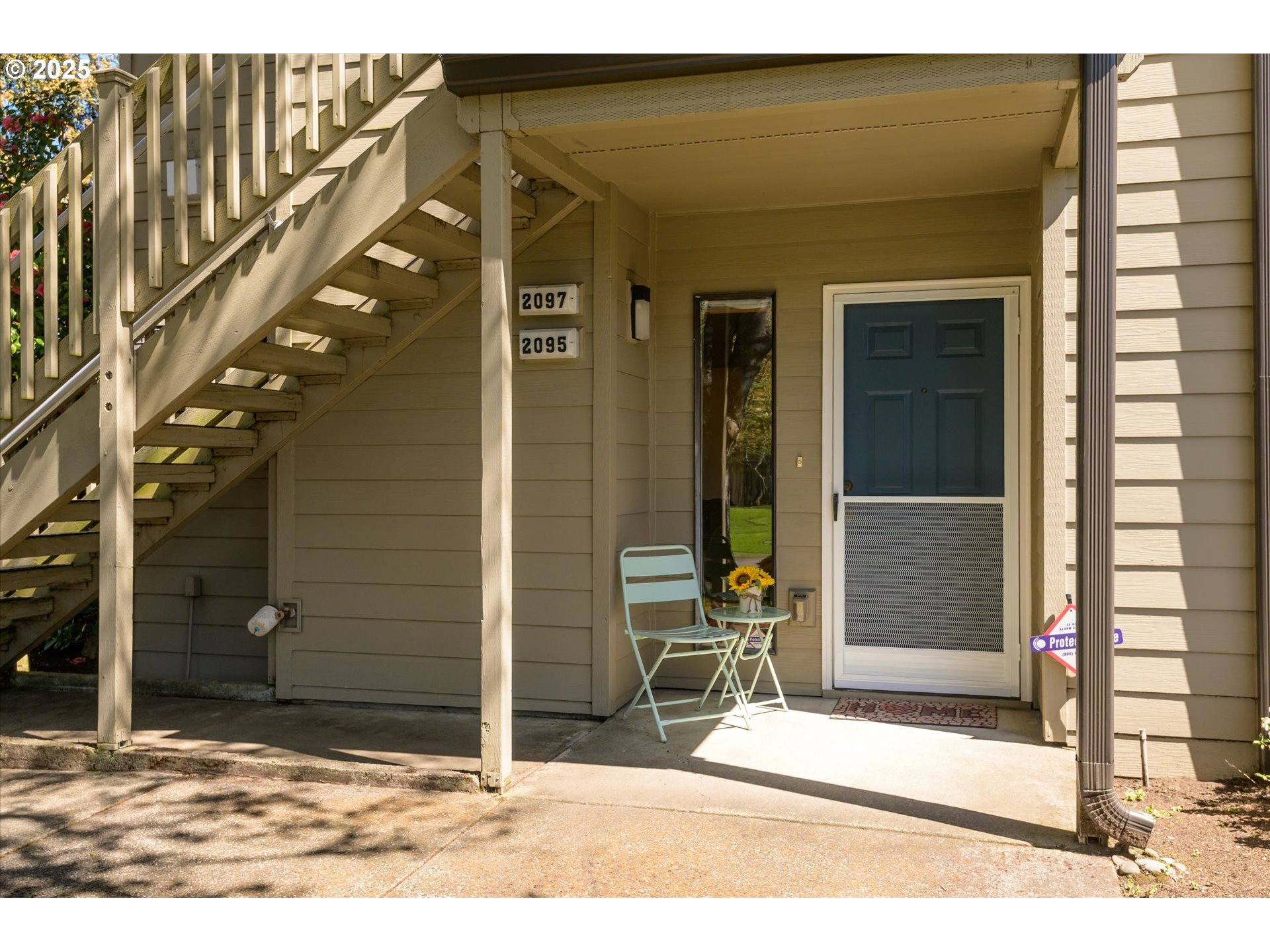 2095 Lake Isle Drive Eugene, OR 97401 - Photo 4 of 32 a view of entrance gate of the house