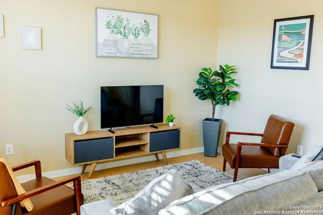 $2,300 | 939 South Frio Street, Unit 4322, San Antonio, TX 78207