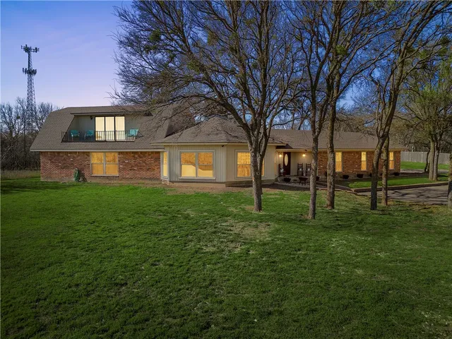 a view of a yard in front of a house