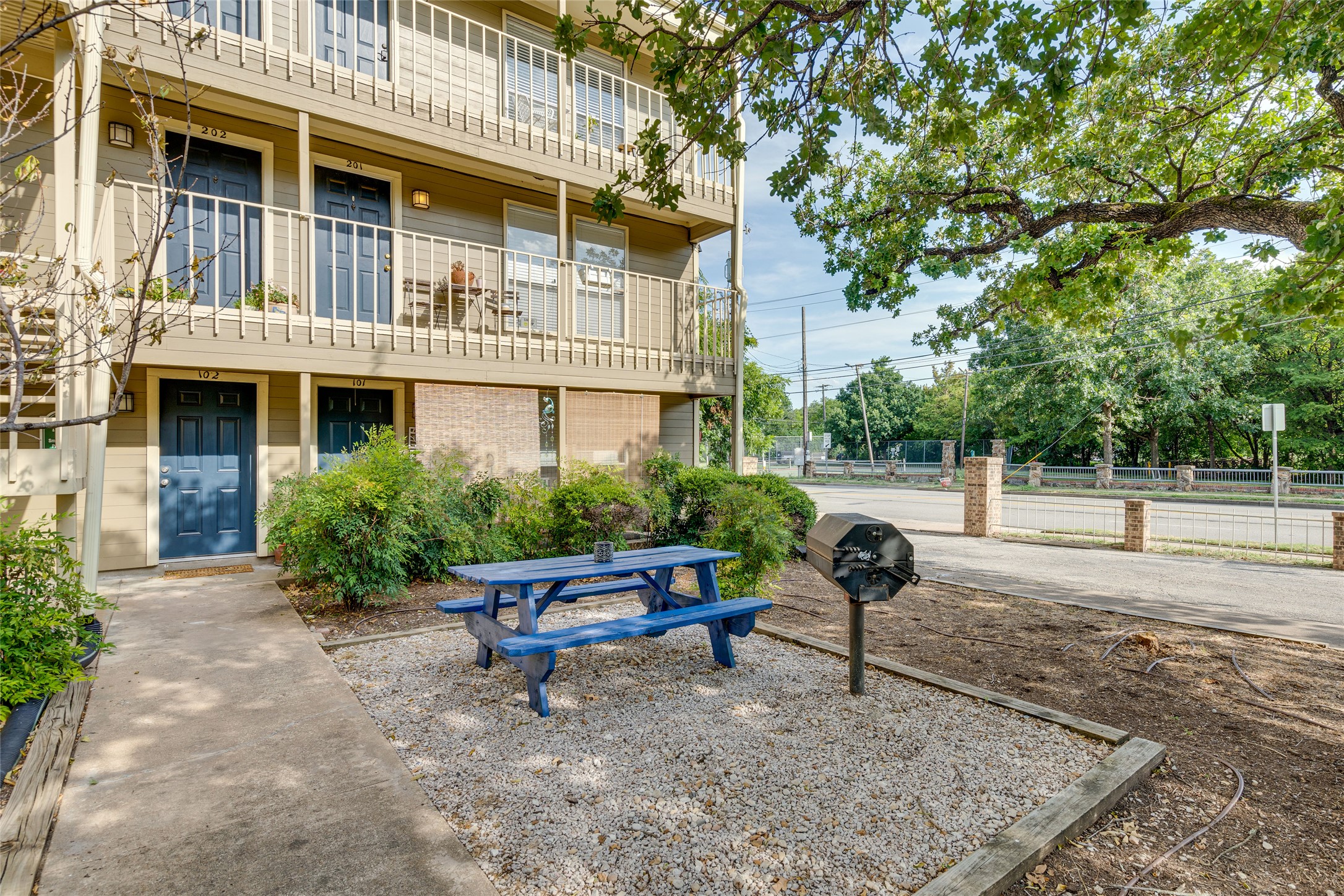 205 East 45th Street, Unit 202 Austin, TX 78701 - Photo 25 of 29 a view of a house with backyard and sitting area