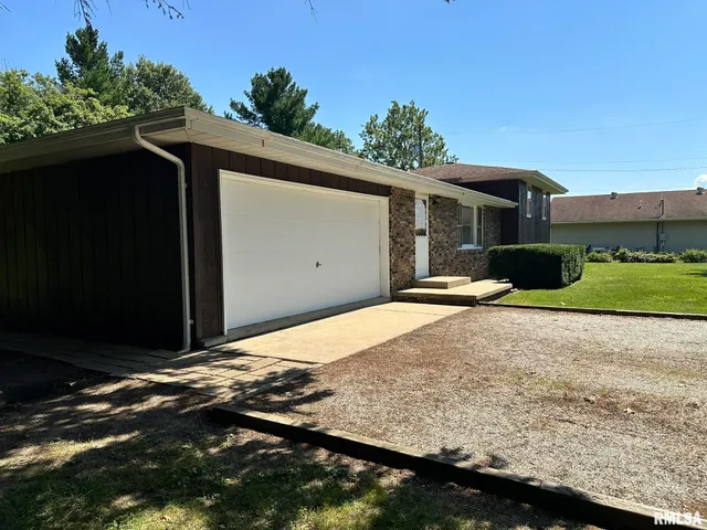 $209,900 | 25247 North Boat Dock Road, Canton, IL 61520