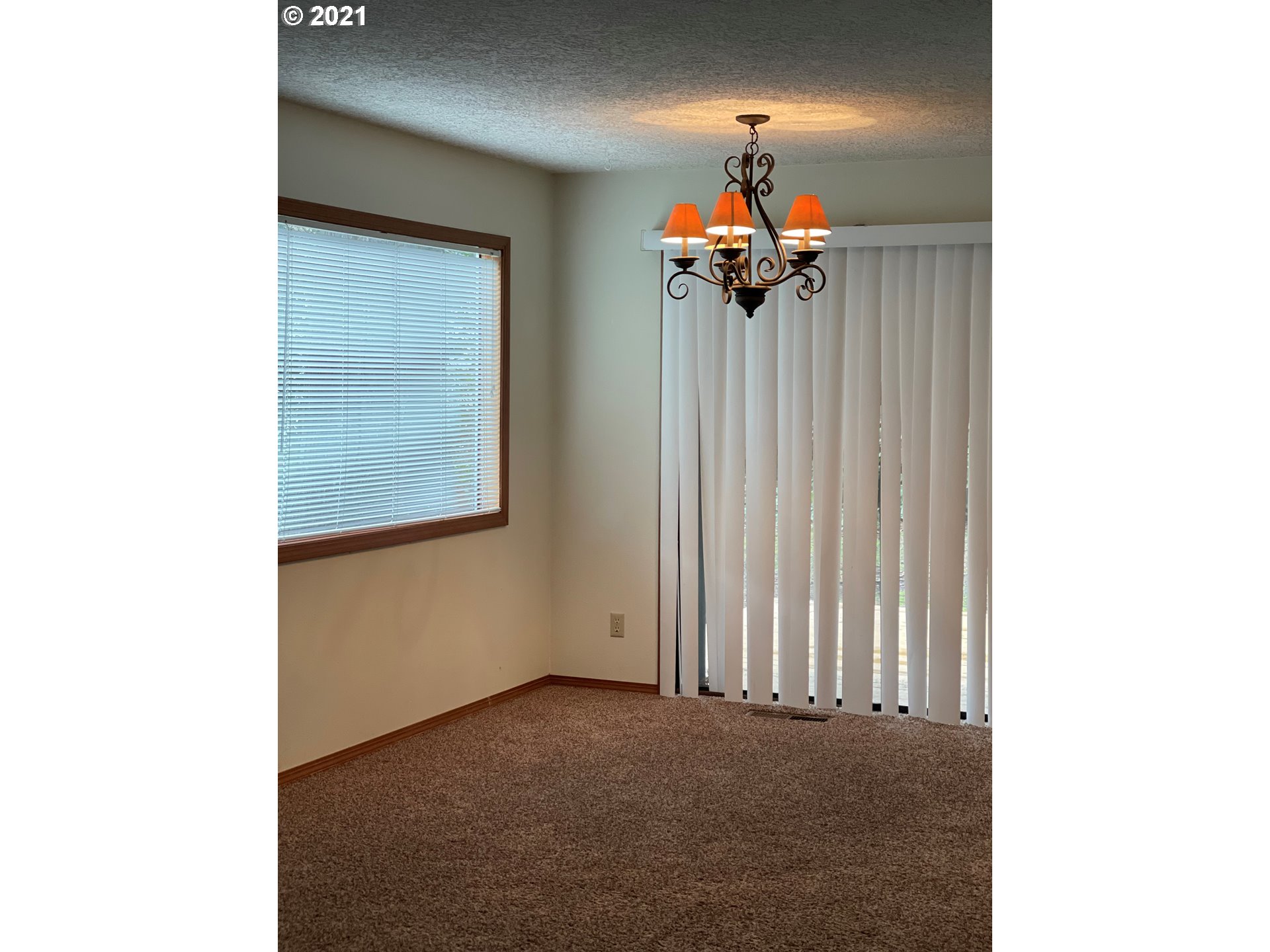 11633 Southwest 39th Avenue Portland, OR 97219 - Photo 14 of 29 Gallery Image 14