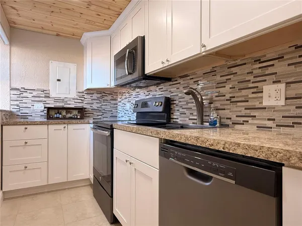 $175,000 | 1605 Club Circle, Unit 1605, Lakeshore, FL 33854