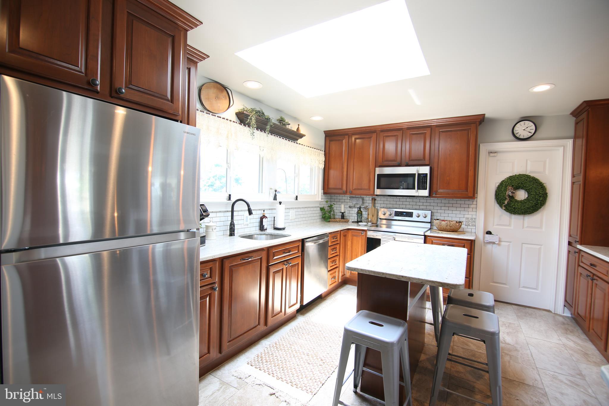 42 Rust Hill Road Levittown, PA 19056 - Photo 4 of 31