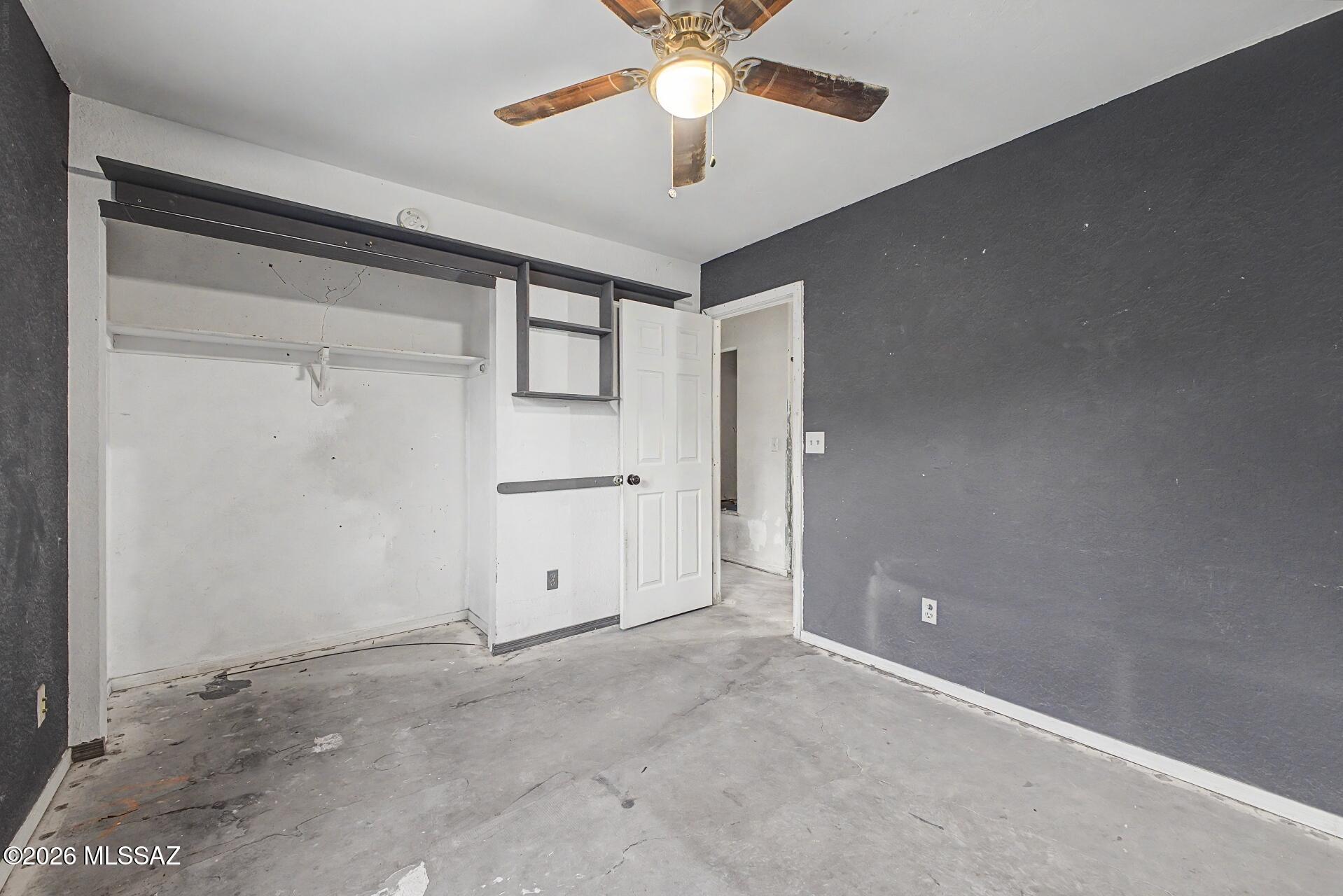 9810 East Stonehaven Way Tucson, AZ 85747 - Photo 24 of 27 en empty room with ceiling fan and window
