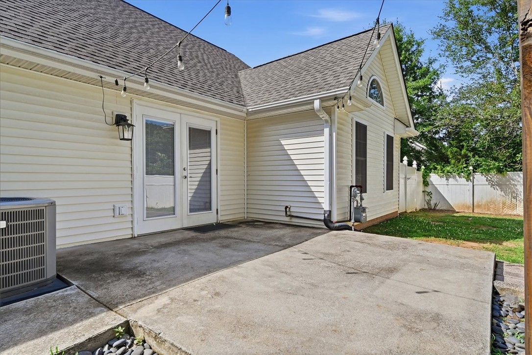 101 Grand Oak Circle Pendleton, SC 29670 - Photo 29 of 40 A spacious concrete patio awaits outdoor entertaining, nestled beside the home's vinyl siding and a manicured lawn.