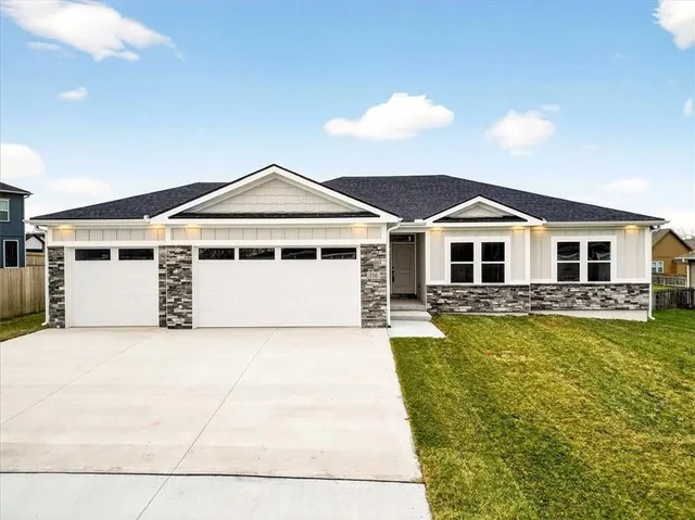 $459,900 | 716 Solomon Drive, Lone Jack, MO 64086