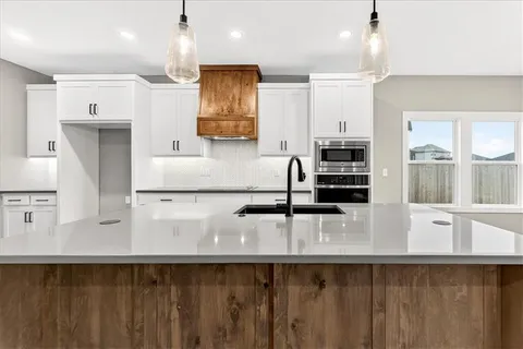 $459,900 | 716 Solomon Drive, Lone Jack, MO 64086