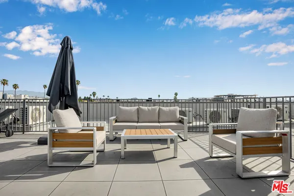 $4,355 | 5813 Lexington Avenue, Unit 203, Los Angeles, CA 90038