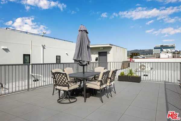 $4,355 | 5813 Lexington Avenue, Unit 203, Los Angeles, CA 90038