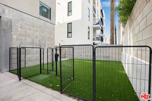 $4,355 | 5813 Lexington Avenue, Unit 203, Los Angeles, CA 90038