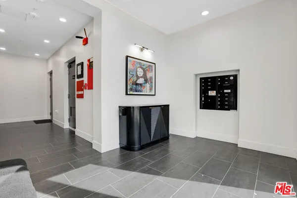 $4,355 | 5813 Lexington Avenue, Unit 203, Los Angeles, CA 90038