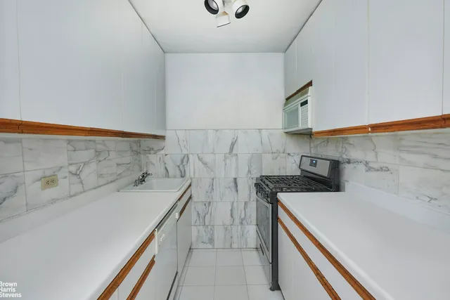 $950,000 | 300 East 33rd Street, Unit 2L | Kips Bay