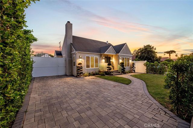 a view of a house with backyard and a garden