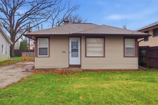 $149,000 | 1502 Ridgeway Street, Round Lake Beach, IL 60073