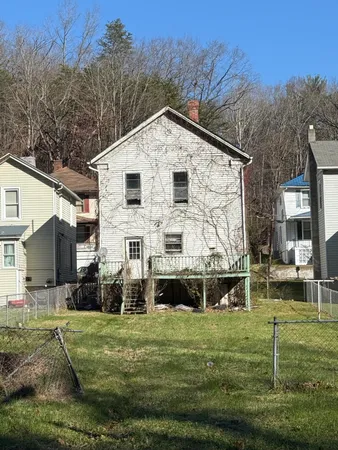 a view of a house with backyard