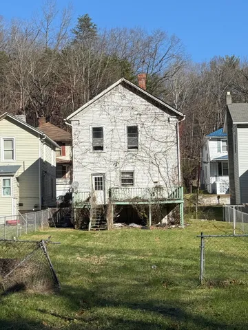a view of a house with backyard