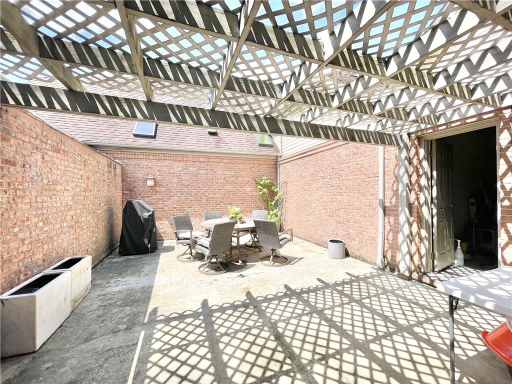 518 Farndale Road Pittsburgh, PA 15215 - Photo 21 of 37 a view of a building with many windows