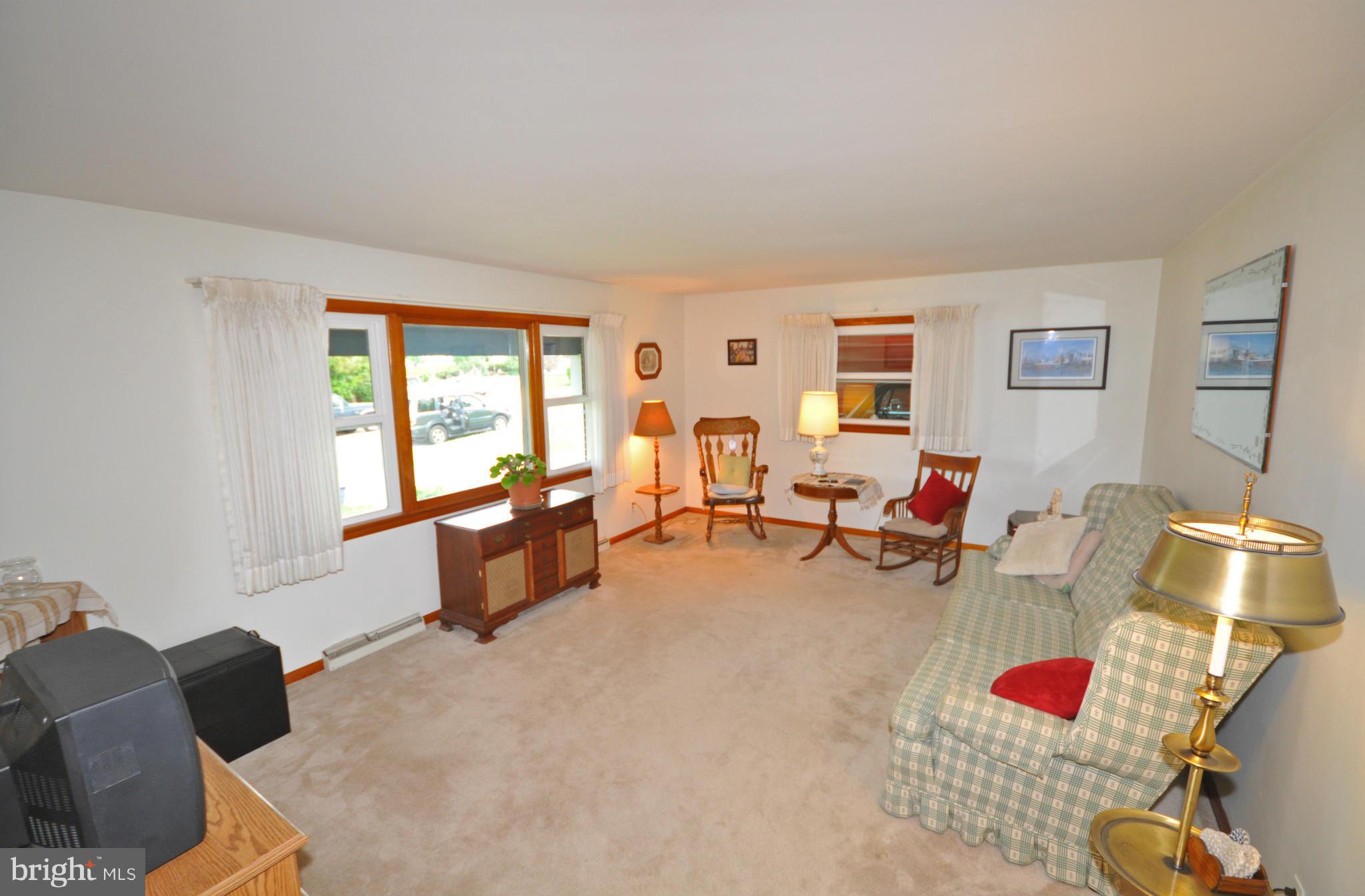 1515 Marsha Road Baltimore, MD 21227 - Photo 5 of 25 Living Room