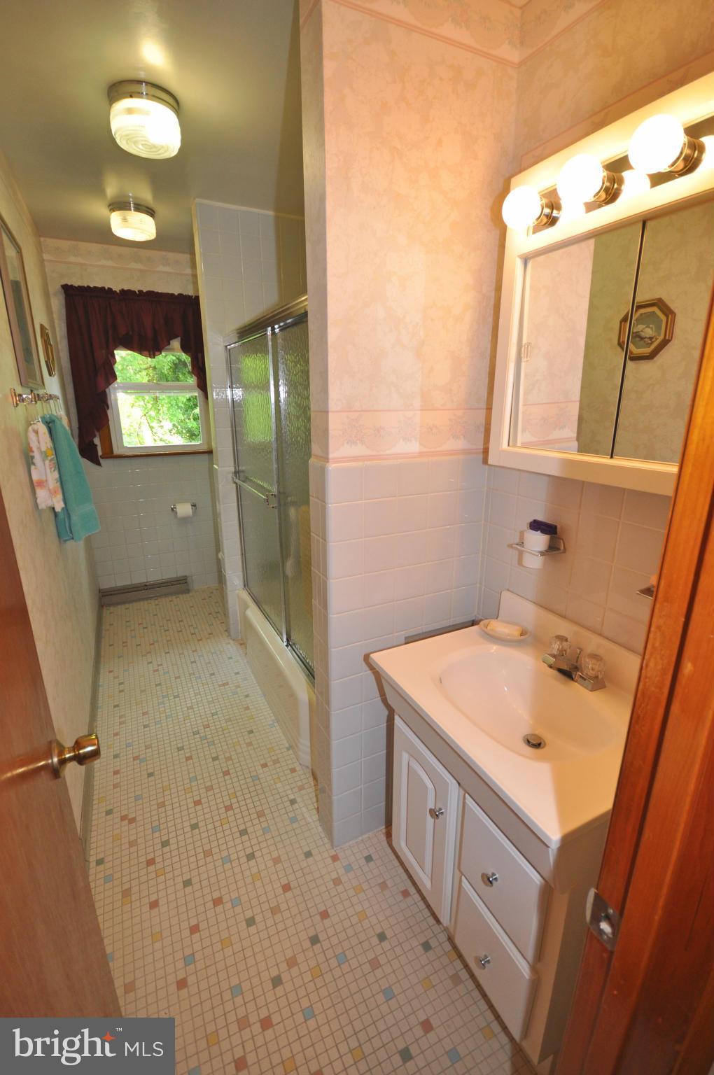 1515 Marsha Road Baltimore, MD 21227 - Photo 10 of 25 Hall Bath