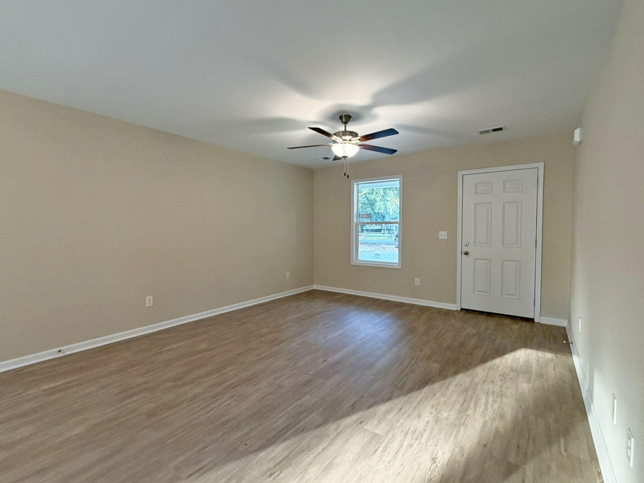 2015 Cains Mill Road Sumter, SC 29154 - Photo 4 of 17 livinrm1