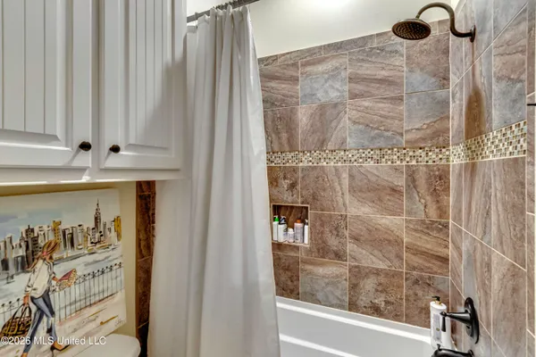 $690,000 | 308 East Lake Drive, Madison, MS 39110