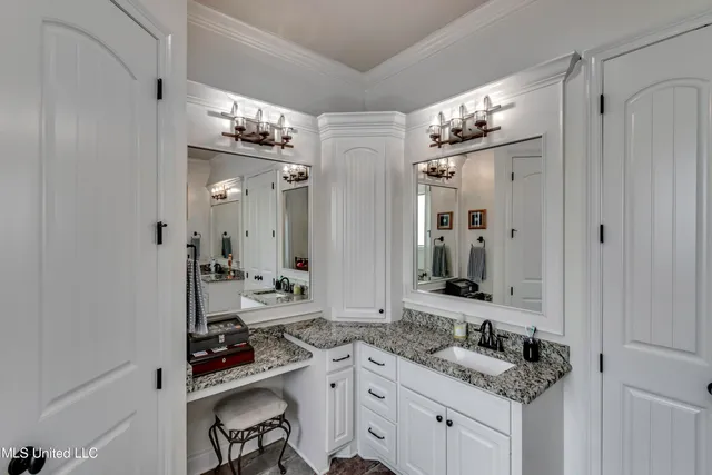 $690,000 | 308 East Lake Drive, Madison, MS 39110