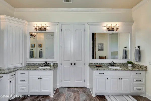 $690,000 | 308 East Lake Drive, Madison, MS 39110