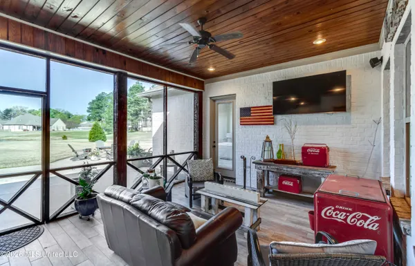 $690,000 | 308 East Lake Drive, Madison, MS 39110