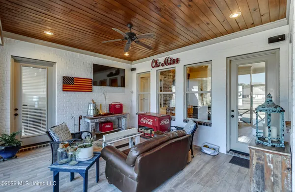 $690,000 | 308 East Lake Drive, Madison, MS 39110