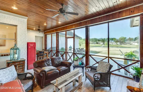 $690,000 | 308 East Lake Drive, Madison, MS 39110