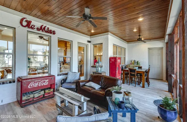 $690,000 | 308 East Lake Drive, Madison, MS 39110