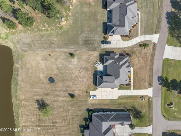 $690,000 | 308 East Lake Drive, Madison, MS 39110