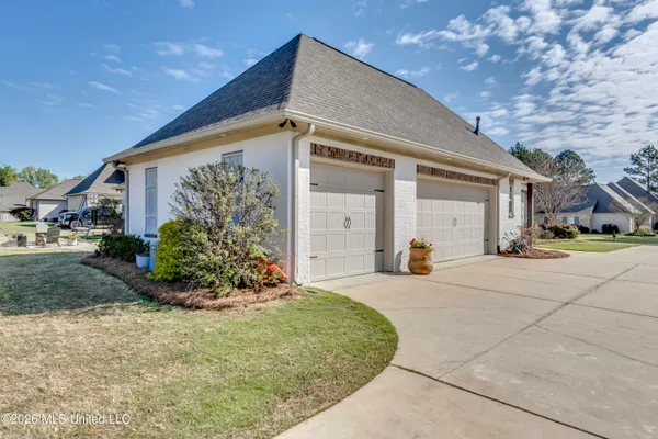 $690,000 | 308 East Lake Drive, Madison, MS 39110
