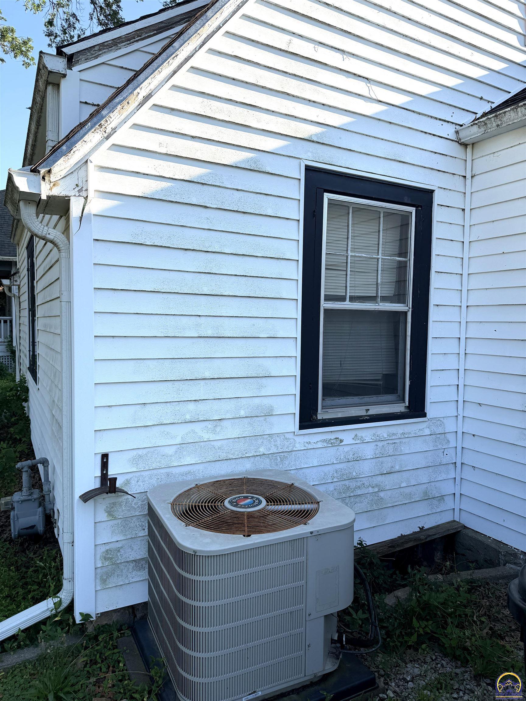 941 Southwest Webster Avenue Topeka, KS 66606 - Photo 3 of 14