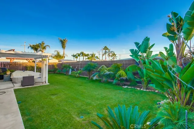 a view of a house with a backyard