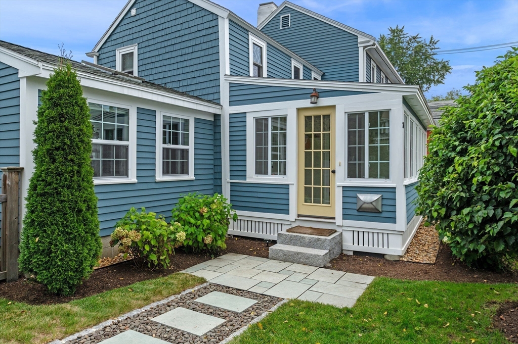 20 Summer Street, Unit 20 Ipswich, MA 01938 - Photo 4 of 42 a front view of a house with garden