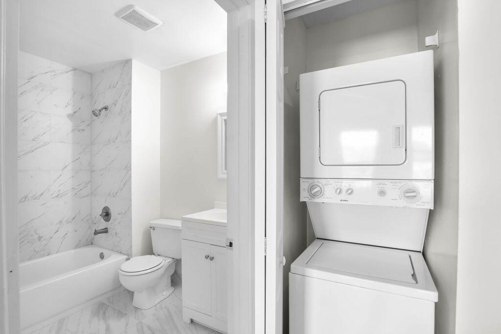 3300 Jaywood Terrace, Unit 2160 Boca Raton, FL 33431 - Photo 17 of 28 a bathroom with a toilet a sink and a bathtub