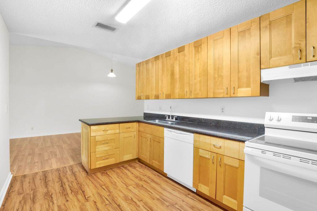 3300 Jaywood Terrace, Unit 2160 Boca Raton, FL 33431 - Photo 5 of 28 IMG_0423