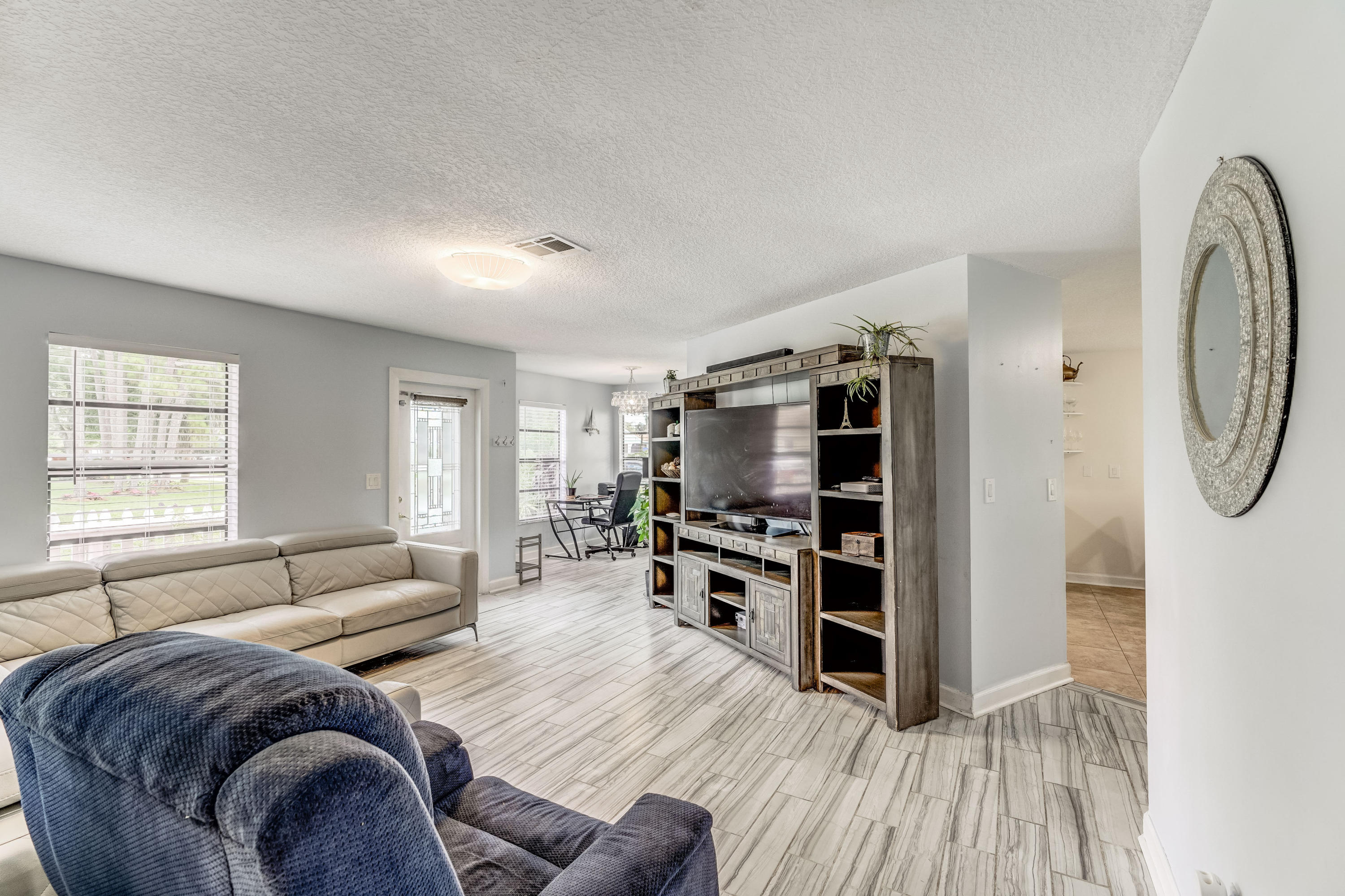6120 Wolfe Street Jupiter, FL 33458 - Photo 11 of 55 Livingroom