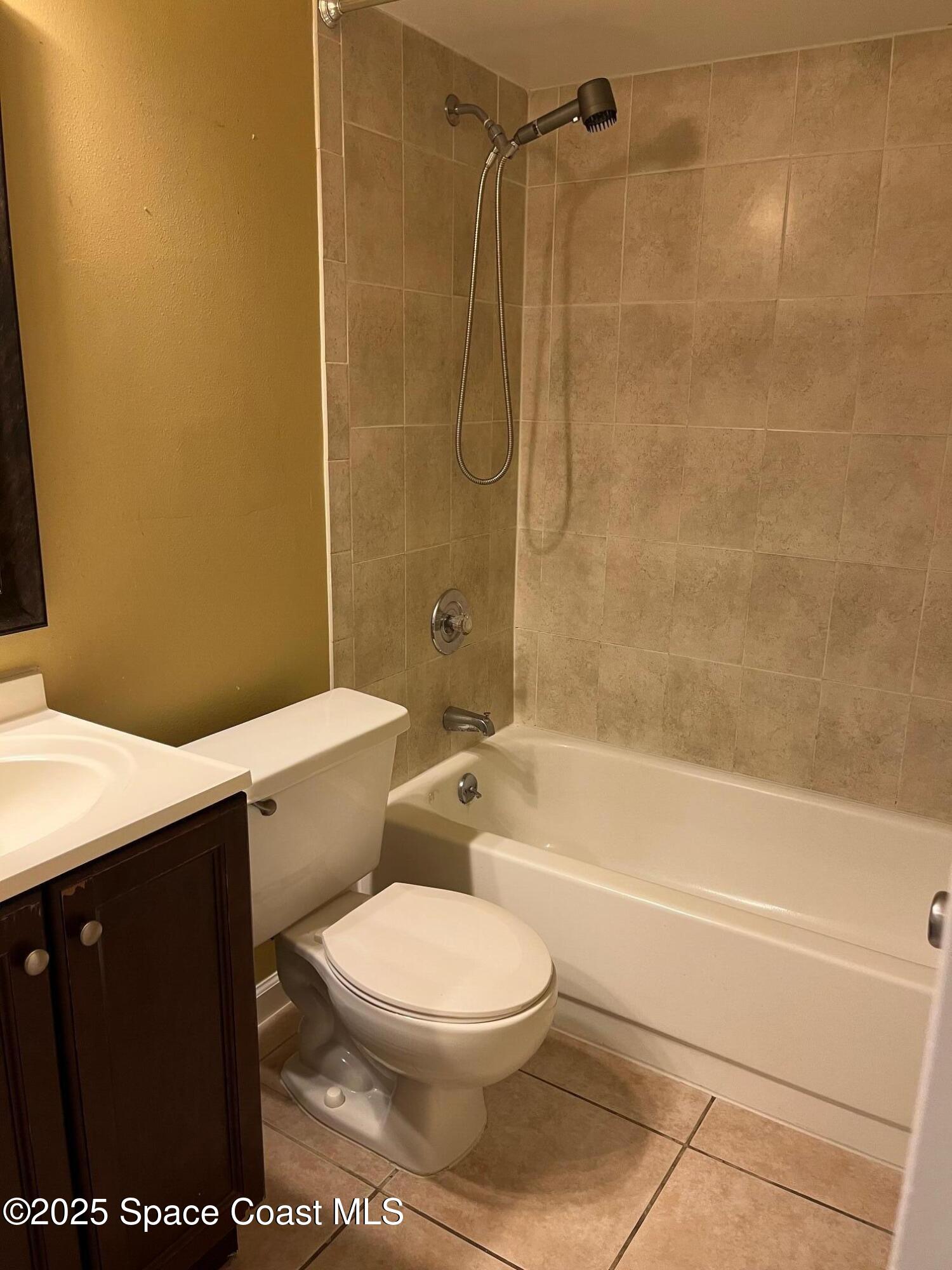 275 Spring Drive, Unit 6 Merritt Island, FL 32953 - Photo 12 of 16 Spring Dr Guest Bath