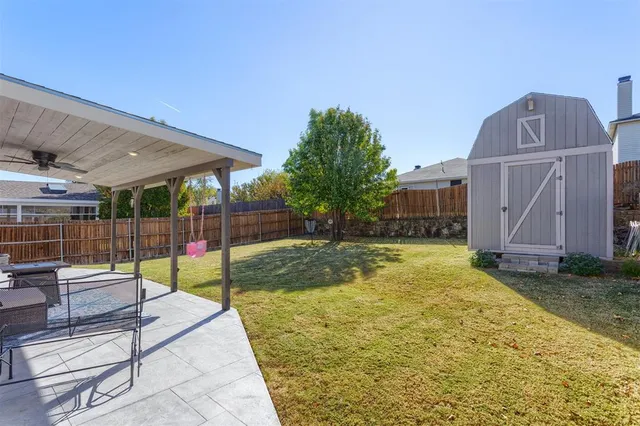 a view of a backyard