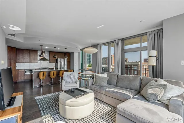 $649,000 | 4909 Laclede Avenue, Unit 804, St. Louis, MO 63108