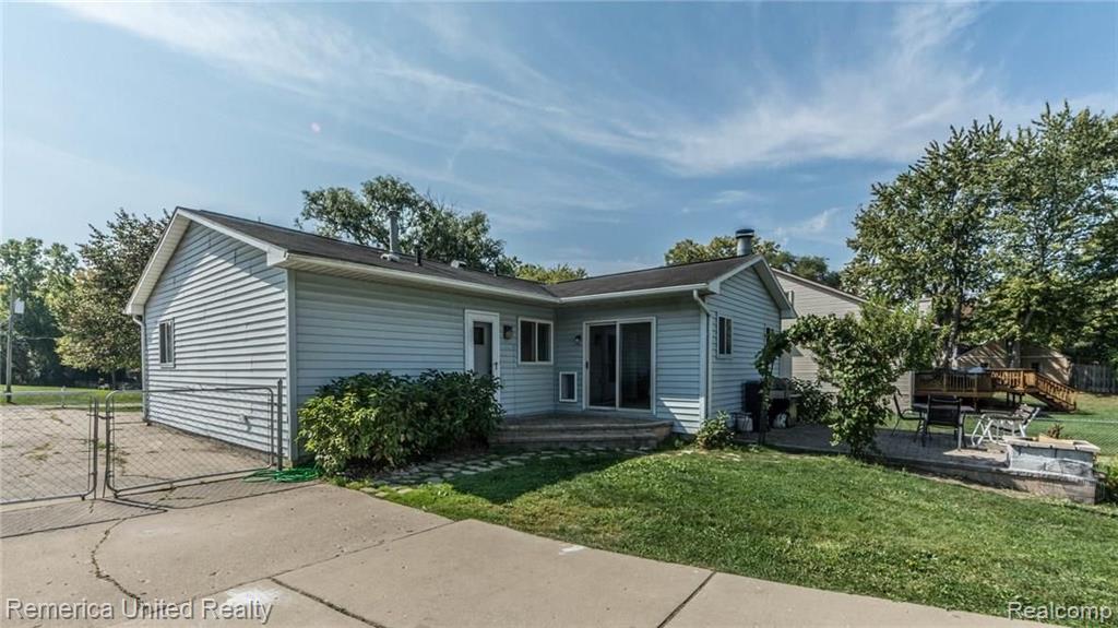 29520 Geraldine Road Farmington Hills, MI 48336 - Photo 3 of 44