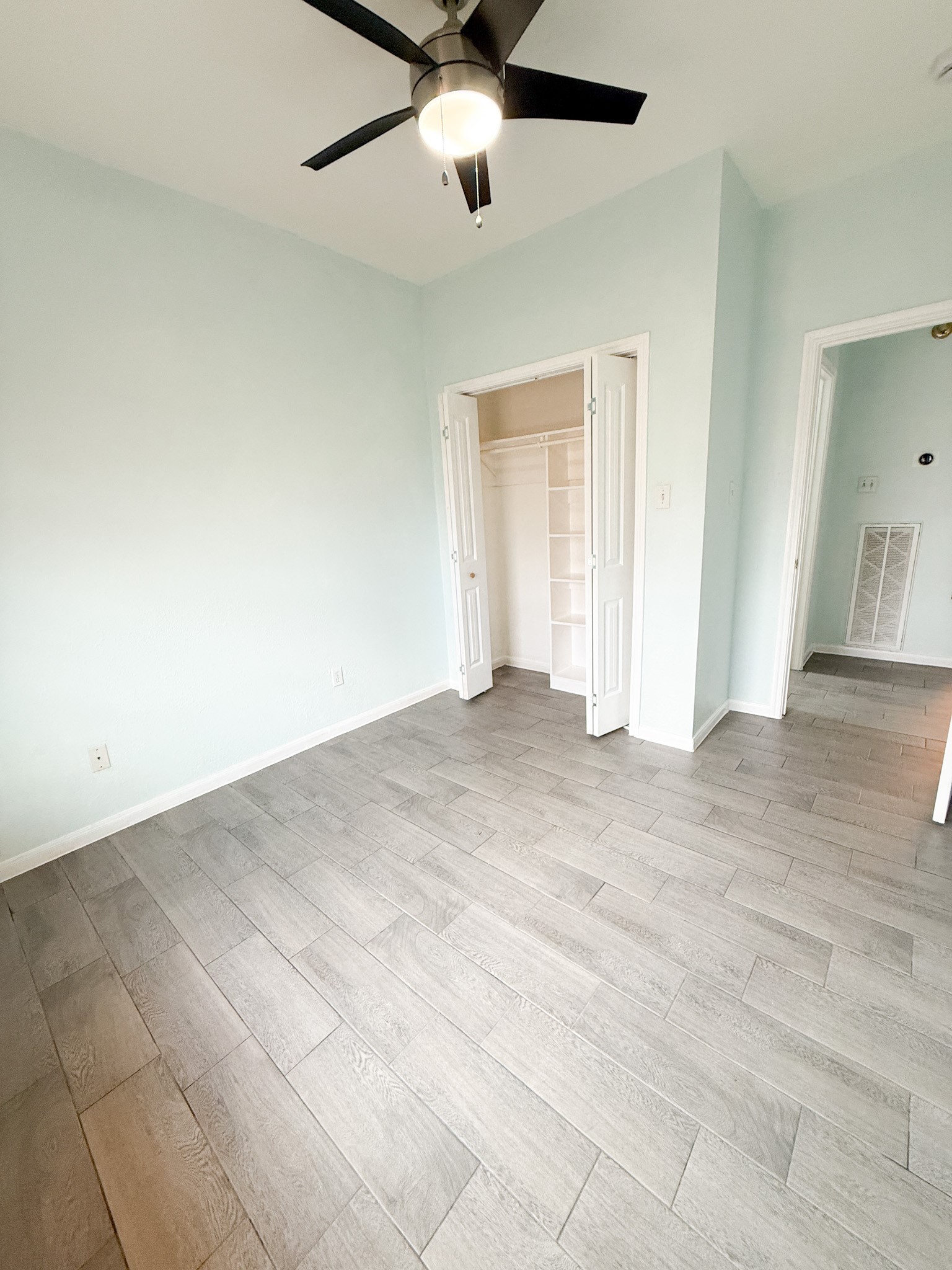 3348 Reeves Street Houston, TX 77004 - Photo 8 of 14 an empty room with a ceiling fan and window